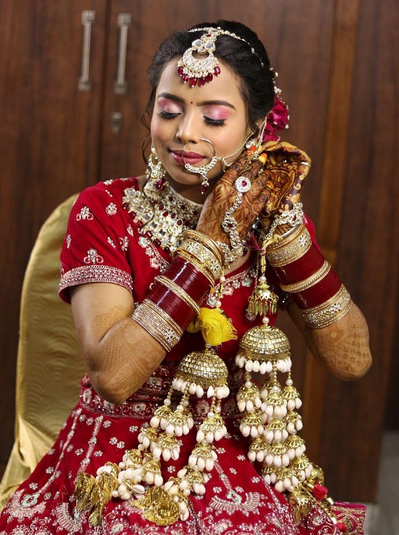 Indian Bride Traditional Red Lehenga Posing Stock Photo 1336755125 |  Shutterstock